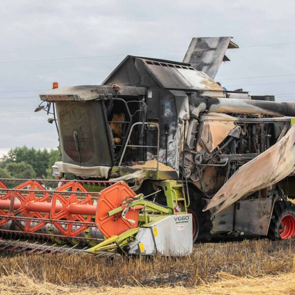 Mähdrescher bei Brand völlig zerstört