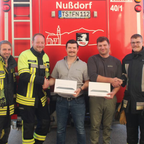 Tablets als Spende für die Feuerwehr